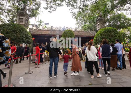 Hanoï, Vietnam, janvier 2023. Vue sur les adorateurs dans le temple taoïste Quan Thanh au centre-ville Banque D'Images