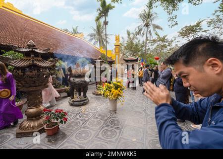 Hanoï, Vietnam, janvier 2023. Les fidèles de la Pagode Tran Quoc, le plus ancien temple bouddhiste de Hanoï, se trouvent sur une petite île près du sou Banque D'Images