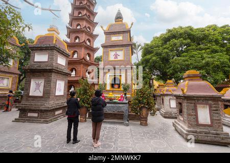 Hanoï, Vietnam, janvier 2023. Les fidèles de la Pagode Tran Quoc, le plus ancien temple bouddhiste de Hanoï, se trouvent sur une petite île près du sou Banque D'Images