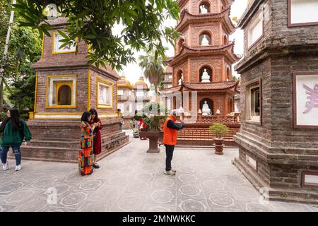 Hanoï, Vietnam, janvier 2023. Les fidèles de la Pagode Tran Quoc, le plus ancien temple bouddhiste de Hanoï, se trouvent sur une petite île près du sou Banque D'Images