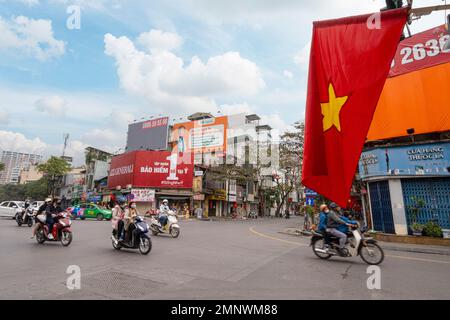 Hanoï, Vietnam, janvier 2023. le trafic chaotique des cyclomoteurs dans les rues du centre-ville Banque D'Images