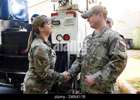 Le colonel Taona Enriquez, commandant de l'installation, sergent d'état-major de la monnaie, Austin Gumprecht, électricien du 439th e Escadron de génie civil, lors d'une présentation à la base aérienne Hanscom, Mass., 6 octobre. Une équipe de la base de réserve aérienne de Westover, Mass., a aidé la Division du génie civil de 66th à restaurer l'alimentation électrique de la base aérienne Hanscom. Parmi les personnes reconnues, mentionnons le Sgt principal Eric Stager, le Sgt principal Nathan Boudreau, le Sgt d'état-major Andre Paganrios et Gumprecht. Banque D'Images