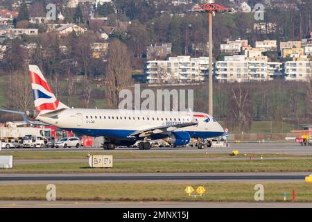 Zurich, Suisse, 19 janvier 2023 les avions britanniques Embraer E-190 sont en train de rouler à sa position Banque D'Images