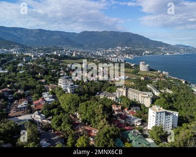Vue aérienne du Palais de Livadia - situé sur les rives de la mer Noire dans le village de Livadia dans la région de Yalta en Crimée. Livadia Palace était un Banque D'Images