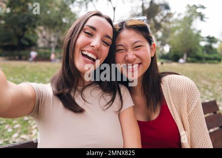photo de selfie de deux jeunes femmes heureux en train de rire Banque D'Images