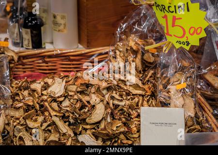 Champignons porcini séchés en tranches à vendre dans un panier en osier avec une étiquette descriptive dans un magasin du marché central Mercato Centrale à Florence, Italie Banque D'Images