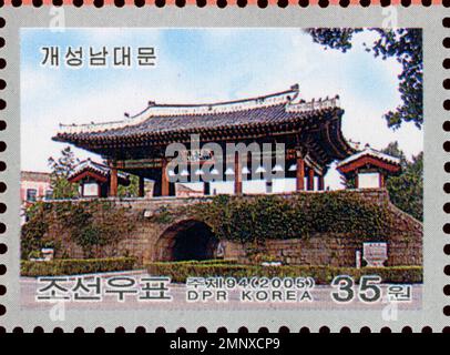 Timbre-poste nord-coréen de 2005 représentant la porte historique de Namdaemun à Kaesong, en République populaire démocratique de Corée. Banque D'Images