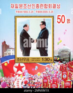 Timbre-poste commémoratif nord-coréen pour le 50e anniversaire de Chongryon, représentant Kim il-sung serrant la main de Han Tok-su. Banque D'Images