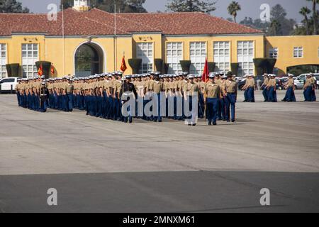 Marines des États-Unis avec Lima Company, 3rd Recruit Training Battalion, mars en formation lors d'une cérémonie de remise des diplômes au Marine corps Recruit Depot San Diego, 7 octobre 2022. La remise des diplômes a eu lieu à la fin de la transformation de 13 semaines, qui comprenait une formation pour l'exercice, la stratégie de tir, les compétences de base au combat et les coutumes et traditions des Marines. Banque D'Images