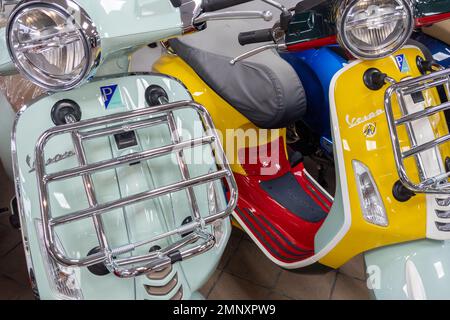 Bordeaux , Aquitaine France - 20 01 2023 : Vespa gt texte marque scooter et logo signe moderne nouveau rétro moto millésime mobylette Banque D'Images