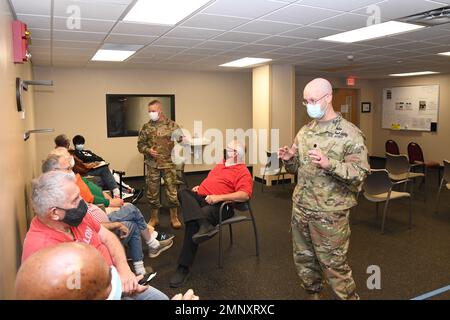 Le général de division Michael C. McCurry, commandant du Centre d'excellence de l'aviation de l'armée américaine et de fort Rucker, et le lieutenant-colonel Garrett Holt, commandant de la clinique de santé de l'armée de Lyster, discutent avec les patients de LHC qui attendent à la pharmacie 7 octobre 2022. Banque D'Images