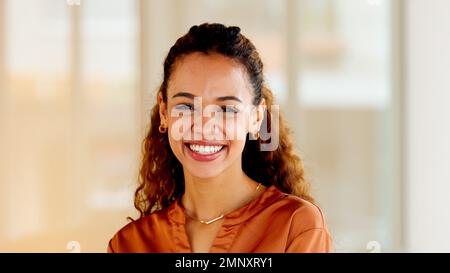 Latino femme d'affaires souriant et riant avec joie dans un bureau. Portrait d'un jeune entrepreneur confiant et ambitieux se sentant motivé Banque D'Images