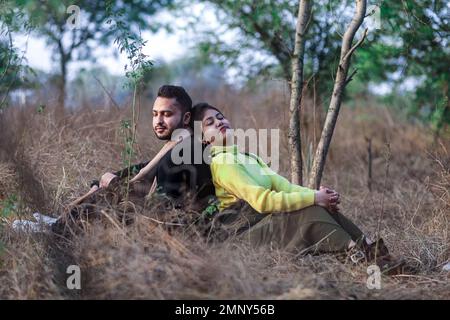 Photo avant mariage d'un couple indien sur le sentier de la nature à Delhi, en Inde. Photo de couple romantique. Mariée et marié dans la forêt naturelle de avec des arbres. Banque D'Images