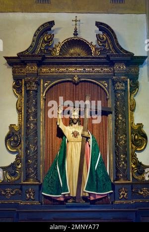 Statue polychrome en bois sculpté de Jésus Christ ressuscité à Mission San Carlos de Borromeo de Carmelo, Carmel-by-the-Sea, Californie, Etats-Unis Banque D'Images