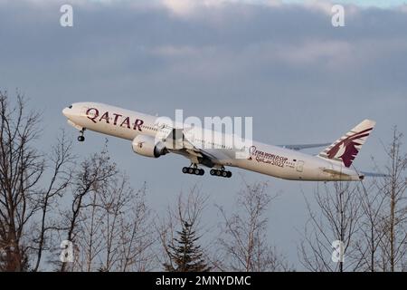 Zurich, Suisse, 19 janvier 2023 Qatar Airways Boeing 777-367ER décollage de la piste 28 Banque D'Images