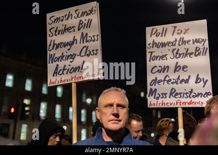 Londres, Angleterre, Royaume-Uni 30 janvier 2023 défendre le droit de grève à Downing Street en opposition aux lois anti-grève proposées par les gouvernements. La campagne assez est suffisante et la campagne pour la liberté de l'Union a amené les membres d'un certain nombre de syndicats dans la rue le jour où le gouvernement a voté pour introduire une nouvelle législation supprimant les grèves. Crédit : Denise Laura Baker/Alay Live News Banque D'Images