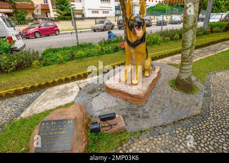 Kuala Lumpur, Malaisie - 2023 : sculpture du zodiaque pour chiens commémorant le nouvel an chinois, l'année du lapin d'eau dans le zodiaque chinois. Dans Thean Hou Banque D'Images