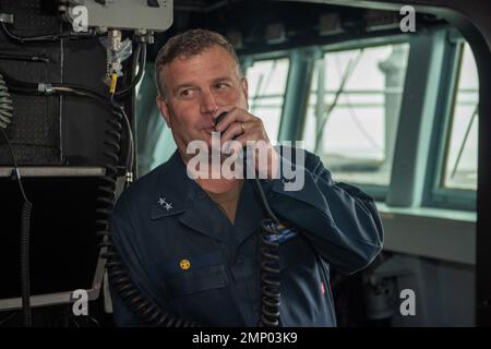 221007-N-SN516-1104 OCÉAN PACIFIQUE (7 OCTOBRE 2022) ÉTATS-UNIS Christopher Sweeney, commandant du Carrier Strike Group (CSG) 11, s'adresse à l'équipage à bord du destroyer à missiles guidés de classe Arleigh Burke USS Decatur (DDG 73). Decatur travaille actuellement avec Nimitz Carrier Strike Group en vue d'un déploiement à venir. Banque D'Images