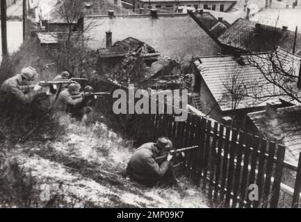 moment vintage / moment drôle vintage / photo vintage / puissance du moment / moments magiques / photo vintage de combat / photo vintage de guerre / peut-être soldats russes(?) Attendent la commande de tir avec eux AK mitrailleuse. Le PPSh-41 était en service de 1941 à 60 ans Banque D'Images