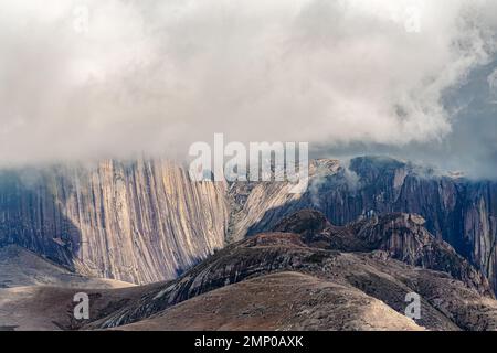 Parc national Andringitra, région de haute Matsiatra, Madagascar, magnifique paysage de montagne. Randonnée dans les montagnes Andringitra. Madagascar sauvage la Banque D'Images