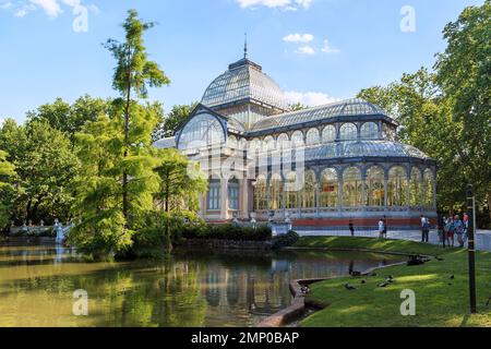 MADRIS, ESPAGNE - 24 MAI 2017 : c'est le Palais de Cristal au centre du parc El Retiro, à côté d'un petit lac artificiel. Banque D'Images