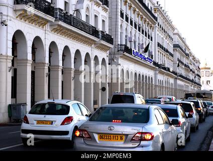 Embouteillage devant les bâtiments coloniaux français, Afrique du Nord, Alger, Algérie Banque D'Images