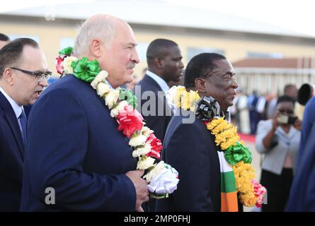 Harare, Robert Gabriel Mugabe aéroport international de Harare. 30th janvier 2023. Le président du Bélarus, Alexander Lukashenko (front L), accompagné du président zimbabwéen Emmerson Mnangagwa (R), inspecte une garde d'honneur après son arrivée à l'aéroport international Robert Gabriel Mugabe de Harare (Zimbabwe) le 30 janvier 2023. Credit: Shaun Jusa/Xinhua/Alay Live News Banque D'Images