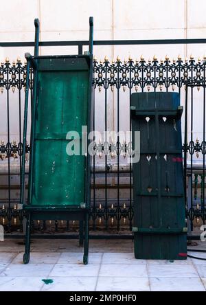 Lits pour les morts dans la mosquée Emir Abdelkader, Afrique du Nord, Constantine, Algérie Banque D'Images