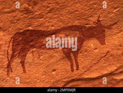 Peinture rock représentant une vache, Parc national de Tassili n'Ajjer, Tadrarart Rouge, Algérie Banque D'Images