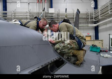 Les spécialistes des systèmes d'armement de l'aéronef affectés à la 148th Fighter Wing, de la Garde nationale aérienne du Minnesota, à Duluth, au Minnesota, retirent l'ensemble de manutention d'un M61A1. Les spécialistes des systèmes d'armement de l'avion s'assurent que les engins explosifs peuvent être livrés avec précision à partir du F-16 Fighting Falcons sur 7 octobre 2022. De l'essai et de l'évaluation de nouveaux systèmes d'armes à l'ordnance de chargement, ces professionnels s'assurent que lorsqu'un pilote tire la gâchette, les dispositifs se lancent avec succès loin de l'avion vers la cible. Banque D'Images