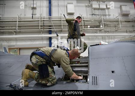 Les spécialistes des systèmes d'armement de l'aéronef affectés à la 148th Fighter Wing, de la Garde nationale aérienne du Minnesota, à Duluth, au Minnesota, retirent l'ensemble de manutention d'un M61A1. Les spécialistes des systèmes d'armement de l'avion s'assurent que les engins explosifs peuvent être livrés avec précision à partir du F-16 Fighting Falcons sur 7 octobre 2022. De l'essai et de l'évaluation de nouveaux systèmes d'armes à l'ordnance de chargement, ces professionnels s'assurent que lorsqu'un pilote tire la gâchette, les dispositifs se lancent avec succès loin de l'avion vers la cible. Banque D'Images