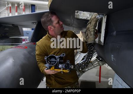 Les spécialistes des systèmes d'armement de l'aéronef affectés à la 148th Fighter Wing, de la Garde nationale aérienne du Minnesota, à Duluth, au Minnesota, retirent l'ensemble de manutention d'un M61A1. Les spécialistes des systèmes d'armement de l'avion s'assurent que les engins explosifs peuvent être livrés avec précision à partir du F-16 Fighting Falcons sur 7 octobre 2022. De l'essai et de l'évaluation de nouveaux systèmes d'armes à l'ordnance de chargement, ces professionnels s'assurent que lorsqu'un pilote tire la gâchette, les dispositifs se lancent avec succès loin de l'avion vers la cible. Banque D'Images