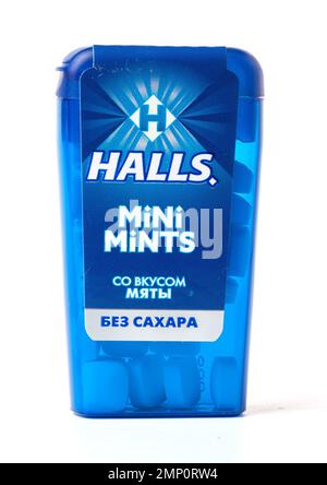 Anapa, Russie 10 décembre 2022: Halls mini-mints isolés sur fond blanc Banque D'Images