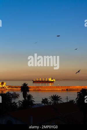 Vue sur un navire dans le port au coucher du soleil, Afrique du Nord, Alger, Algérie Banque D'Images