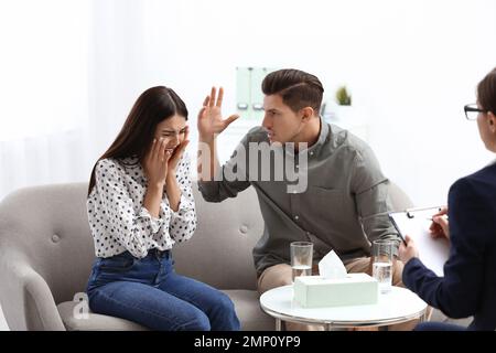 Psychologue professionnel travaillant avec un couple au bureau Banque D'Images