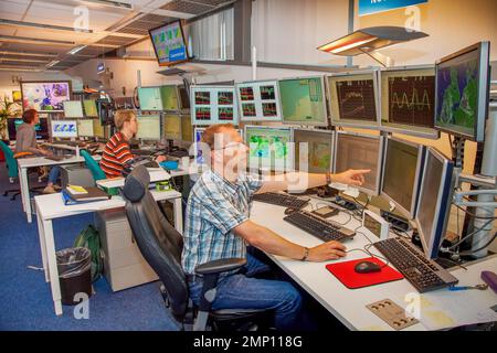 Pays-Bas, le météorologue recueille des données pour une prévision météorologique à l'institut météorologique. KNMI, de Bilt Banque D'Images