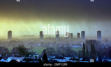 Glasgow, Écosse, Royaume-Uni 31stt janvier 2023. Météo au Royaume-Uni: Froid et humide a vu un coup de tempête dans ce qui a frappé le soleil quand de forts vents ont apporté des averses de neige de traîneau au-dessus de l'extrémité ouest de la ville. Crédit Gerard Ferry/Alay Live News Banque D'Images