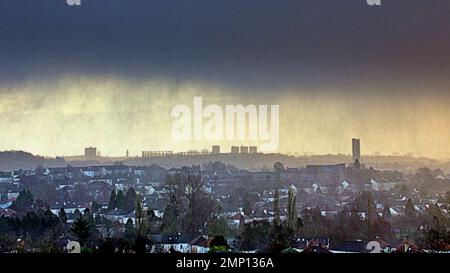 Glasgow, Écosse, Royaume-Uni 31stt janvier 2023. Météo au Royaume-Uni: Froid et humide a vu un coup de tempête dans ce qui a frappé le soleil quand de forts vents ont apporté des averses de neige de traîneau au-dessus de l'extrémité ouest de la ville. Crédit Gerard Ferry/Alay Live News Banque D'Images