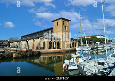 Ancien entrepôt de sel devenu un centre culturel, un spa de beauté et un restaurant, ce complexe de 18th-siècle a récemment été rénové pour créer un attrayant Banque D'Images