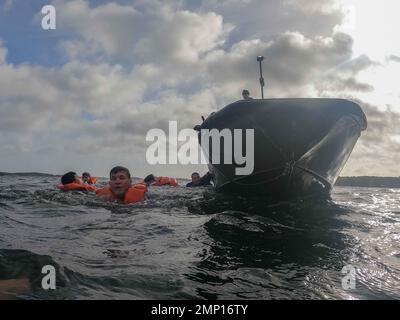 ÉTATS-UNIS Les Marines avec combat Logistics Battalion 6 (CLB-6), combat Logistics Regiment 2, 2nd Marine Logistics Group, mènent une formation de survie en eau près d'un engin d'atterrissage finlandais de classe G dans la mer Baltique, Finlande, le 07 octobre 2022. La Force opérationnelle Red Cloud, dont le siège social est composé d'éléments de la CLB-6, est déployée en Finlande pour soutenir les exercices SYD 2022 et Freezing Winds 2022 afin d'améliorer l'interdépendance SELECT des États-Unis et de la Finlande dans le domaine maritime ; solidifier la manœuvre maritime bilatérale dans l'environnement littoral finlandais ; et favoriser des relations solides entre les États-Unis Corps marin et Force de défense finlandaise Banque D'Images