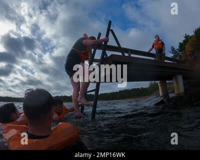 ÉTATS-UNIS Marines avec combat Logistics Battalion 6, combat Logistics Regiment 2, 2nd Marine Logistics Group, grimpez après avoir terminé l'entraînement de survie en eau dans la mer Baltique, Finlande 07 octobre 2022. La Force opérationnelle Red Cloud, dont le siège social est composé d'éléments de la CLB-6, est déployée en Finlande pour soutenir les exercices SYD 2022 et Freezing Winds 2022 afin d'améliorer l'interdépendance SELECT des États-Unis et de la Finlande dans le domaine maritime ; solidifier la manœuvre maritime bilatérale dans l'environnement littoral finlandais ; et favoriser des relations solides entre les États-Unis Corps de marine et unités de soutien de la Force de défense finlandaise. Banque D'Images