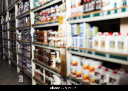 Vue floue des supports de stockage avec différents matériaux de construction dans l'entrepôt de gros Banque D'Images