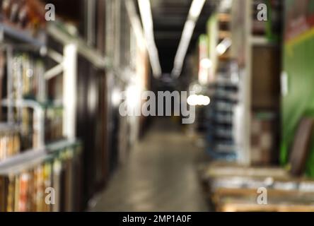Vue floue des supports de stockage avec différents matériaux de construction dans l'entrepôt de gros Banque D'Images