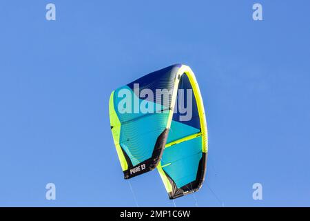 Aile ou cerf-volant d'un kitesurfer silhouetté contre le ciel. Plage de Sotavento, Fuerteventura, îles Canaries. Banque D'Images