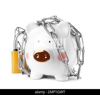 Banc de porc avec chaîne en acier et cadenas isolés sur blanc. Concept de sécurité monétaire Banque D'Images