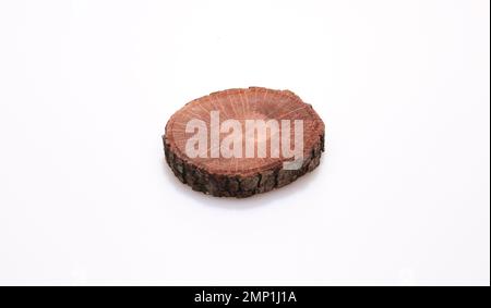 Partie d'un arbre coupée en cercles pour les dessous de carafes, l'eau, ou la nourriture isolée sur un fond blanc. Banque D'Images