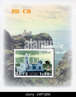 Timbre-poste nord-coréen de 2001 représentant le phare d'Alsom sur une falaise rocheuse surplombant la mer. Banque D'Images