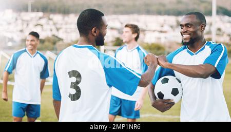 Coup de poing, équipe de football et travail d'équipe de fitness succès d'un groupe sportif dans l'entraînement sur un terrain d'herbe. Amis de football, soutien et soutien d'exercice Banque D'Images