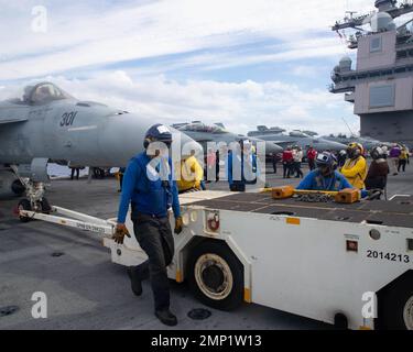 Les marins affectés au premier transporteur aérien de la catégorie USS Gerald R. Ford (CVN 78) se préparent à remorquer un F/A-18E Super Hornet, attaché au « Tomcatters » de l'escadron de chasseurs de grève (VFA) 31, sur le pont de vol, le 8 octobre 2022. Le groupe de grève des transporteurs Gerald R. Ford (GRFCG) est déployé dans l’océan Atlantique, menant des activités d’entraînement et des opérations aux côtés des alliés et des partenaires de l’OTAN afin d’améliorer l’intégration des opérations futures et de démontrer l’engagement de la Marine américaine à l’égard d’une région atlantique pacifique, stable et exempte de conflits Banque D'Images