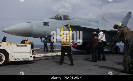 Les marins affectés au premier transporteur aérien de la catégorie USS Gerald R. Ford (CVN 78) se préparent à remorquer un F/A-18E Super Hornet, attaché au « Tomcatters » de l'escadron de chasseurs de grève (VFA) 31, sur le pont de vol, le 8 octobre 2022. Le groupe de grève des transporteurs Gerald R. Ford (GRFCG) est déployé dans l’océan Atlantique, menant des activités d’entraînement et des opérations aux côtés des alliés et des partenaires de l’OTAN afin d’améliorer l’intégration des opérations futures et de démontrer l’engagement de la Marine américaine à l’égard d’une région atlantique pacifique, stable et exempte de conflits Banque D'Images